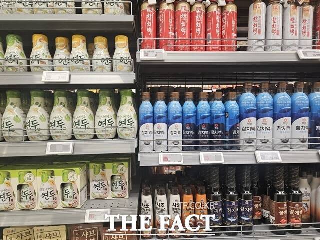 음식에 감칠맛을 더하는 데 도움을 주는 조미료 제품은 MSG가 포함된 단일 MSG 조미료, 복합조미료가 주류를 이뤘고 최근 들어서는 천연 재료로 감칠맛을 낼 수 있는 자연조미료 제품군도 늘어나고 있다. 사진은 이마트 신도림점 조미료 코너에 진열된 샘표 '연두', CJ제일제당 '백설 참치액' 등 액상 자연조미료 제품 모습 /우지수 기자