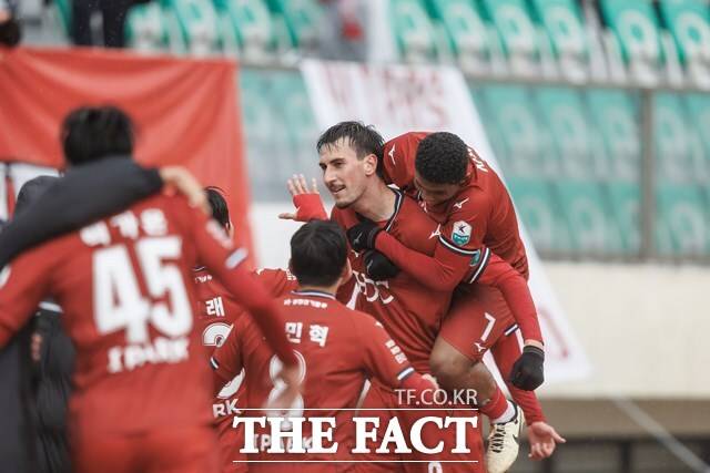 인천을 상대로 연승을 벼르는 부산 선수들./K리그