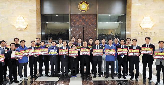 野초선들 “마은혁 임명하라” - 더불어민주당 초선 의원 모임인 ‘더민초’ 소속 의원들이 28일 국회 로텐더홀에서 ‘윤석열 대통령에 대한 신속한 파면’ ‘한덕수 대통령 권한대행의 마은혁 헌법재판관 후보자 임명’ 등을 촉구하는 긴급 기자회견을 하고 있다. /남강호 기자