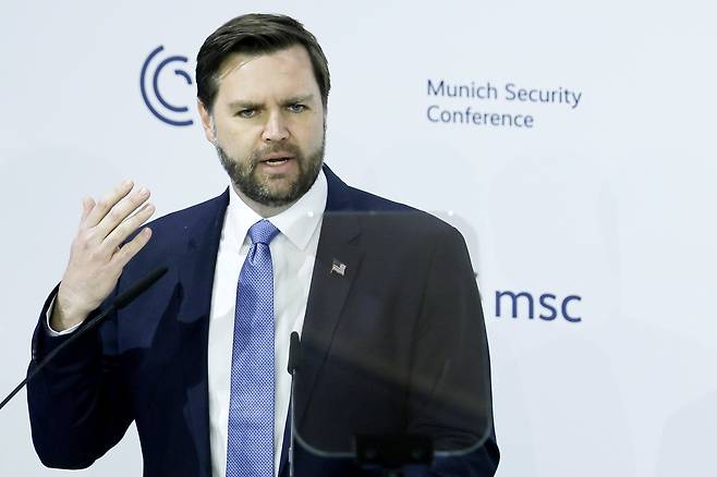 2025년 2월 14일 개막한 세계 최대 규모의 비공식 군사안보 회의인 뮌헨안보회의(MSC) 기조연설에서 JD 밴스 미국 부통령은 트럼프 2기 행정부를 ‘마을에 새로운 보안관’으로 비유하면서 20여분 동안 유럽 동맹국들에게 훈계했다. 그는 “유럽이 자유민주주의 근본 가치에서 후퇴하고 있다. 현재 유럽의 가치를 미국이 방어할 가치가 있는지 의문”이라고 질타했다./EPA 연합뉴스