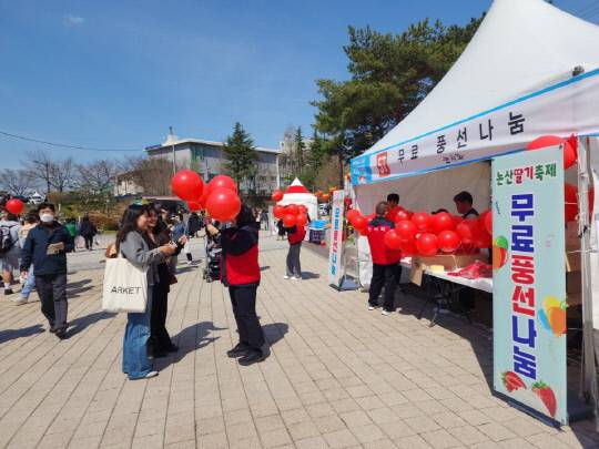 '논산을생각하는사람들의모임'이 논산시 농산물 공동브랜드 '육군병장'의 인지도를 높이고 2027 논산세계딸기산업엑스포의 성공 개최를 기원하기 적극적인 홍보 활동을 펼치고 있다. 정종만 기자