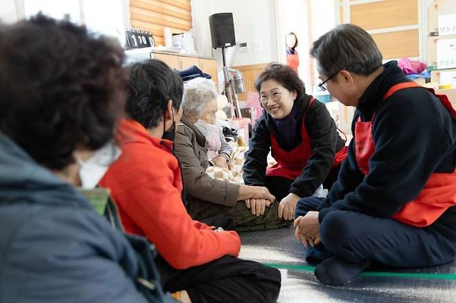 김동연 경기도지사 부부가 29일 경북지역 산불 피해 이재민 대피소를 방문해 이재민을 위로하고 있다.ⓒ