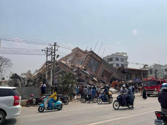 미얀마 중부 내륙에서 28일 발생한 규모 7.7의 강진으로 진앙에서 가까운 미얀마 제2 도시 만달레이를 비롯해 미얀마 전역에 대규모 피해가 발생한 것으로 전해졌다. 사진은 이날 강진으로 무너진 미얀마 아웅반 호텔. [연합뉴스]