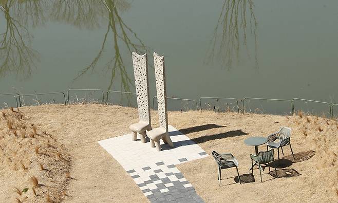 ‘산이정원’엔 각종 조형물이 여행객을 기다린다. 박미향 기자