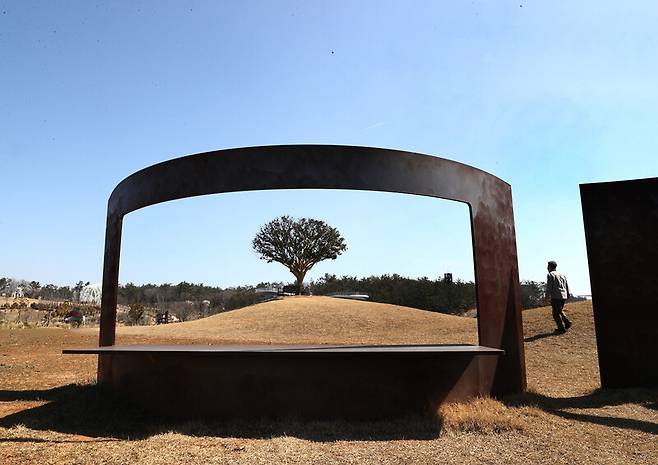 ‘산이정원’엔 각종 조형물이 여행객을 기다린다. 박미향 기자
