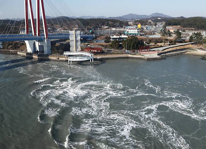 유속이 시속 24㎞인 해남 울돌목은 이순신 장군이 명량대첩을 이끈 바다다. 지금도 휘몰아치는 물 모양새가 공포로 다가온다. 이곳엔 명량대첩 해전사 기념전시관, 명량해상케이블카, 스카이워크 등이 조성돼 있다. 박미향 기자