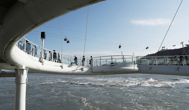 유속이 시속 24㎞인 해남 울돌목은 이순신 장군이 명량대첩을 이끈 바다다. 지금도 휘몰아치는 물 모양새가 공포로 다가온다. 이곳엔 명량대첩 해전사 기념전시관, 명량해상케이블카, 스카이워크 등이 조성돼 있다. 박미향 기자
