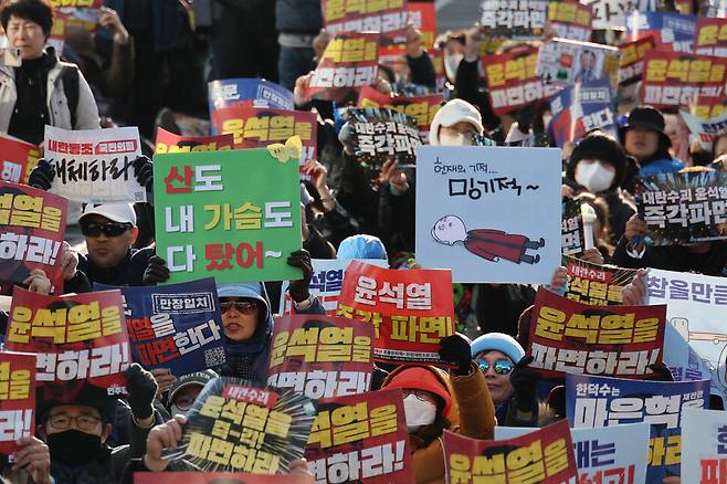 ‘윤석열 즉각 퇴진! 사회대개혁! 범시민대행진 17차’가 서울 종로구 광화문 일대에서 열린 29일 오후 참석자들이 구호를 외치고 있다. 김혜윤 기자 unique@hani.co.kr