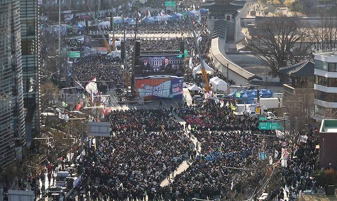 29일 오후 서울 종로구 광화문 일대가 ‘윤석열 즉각 퇴진! 사회대개혁! 범시민대행진 17차’ 참석자들로 붐비고 있다. 김혜윤 기자 unique@hani.co.kr