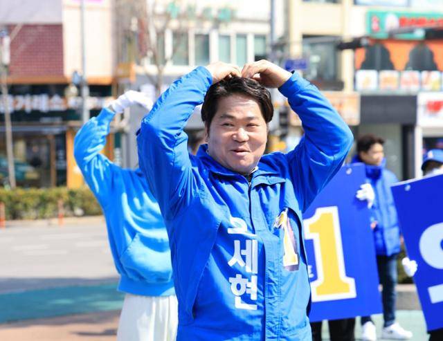 지난 20일 오세현 더불어민주당 아산시장 후보가 선거 음악에 맞춰 안무를 하고 있다. 아산=뉴시스