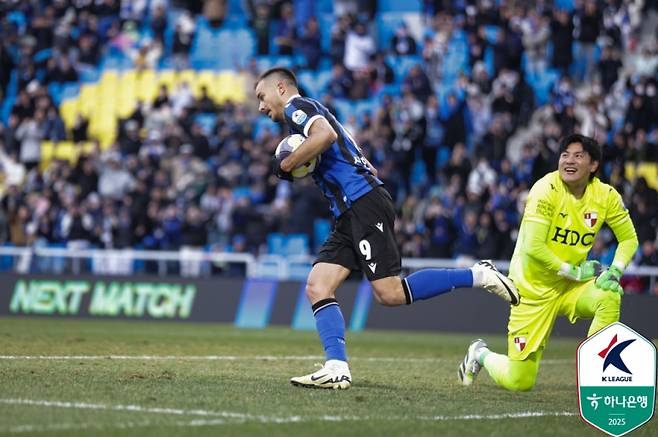 인천 무고사가 29일 인천전용구장에서 열린 부산과의 K리그2 5라운드 중 동점 PK에 성공한 뒤 세리머니하고 있다. 사진=프로축구연맹