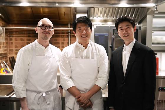 왼쪽부터 모수의 오종일 헤드 셰프, 안성재 오너 셰프, 김진범 매니저. 사진 김성현