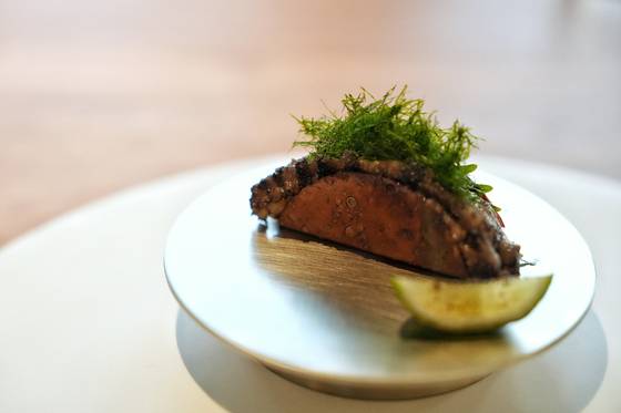 모수의 대표 메뉴인 전복타코. 사진 김성현