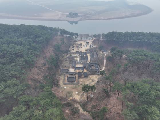 경북 산불 확산에 따른 피해를 막기 위해 경상북도 안동시 도산면 도산서원 인근 수목을 잘라낸 모습. 사진 도산서원