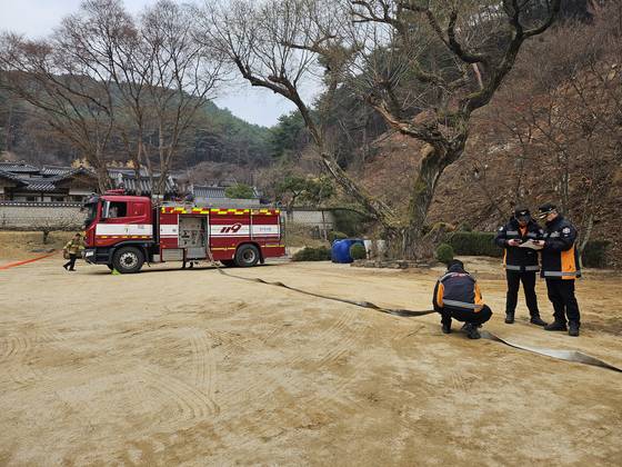 28일 경상북도 안동시 도산면 도산서원에서 소방 관계자들이 산불에 대비해 장비를 확인하고 있다. 서지원 기자