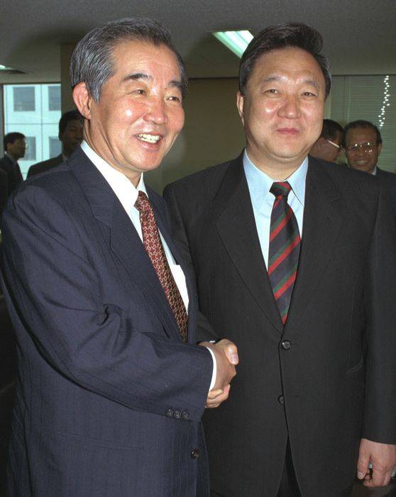 1997년 4월 국민회의 총재 경선에 나선 김상현(왼쪽) 당시 지도위 의장과 정대철 부총재. 1944년 서울 중구 출생인 정대철 헌정회장은 30대부터 민주당계 정치인으로 활동했다. 최정동 기자