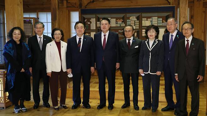 윤석열 대통령 당선인이 지난 2022년 4월 13일 서울 성북구 한국가구박물관에서 각 분야의 원로들에게 고견을 듣는 ‘경청식탁, 지혜를 구합니다’ 행사에 참석, 기념촬영을 하고 있다. 왼쪽부터 문정희 동국대 교수, 김황식 전 총리, 신낙균 전 여성유권자연맹회장, 정대철 소강육영재단 이사장, 윤 당선인, 신영균 국민의힘 상임고문회 회장, 김명자 전 환경부 장관, 반기문 전 유엔사무총장, 전윤철 전 공정거래위원장. [연합뉴스]
