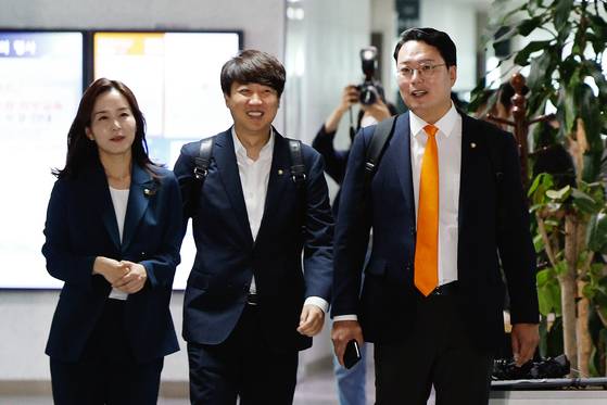 개혁신당 이주영(왼쪽부터), 이준석, 천하람 의원이 지난해 5월 22대 국회에 첫 출근하고 있다. 뉴스1