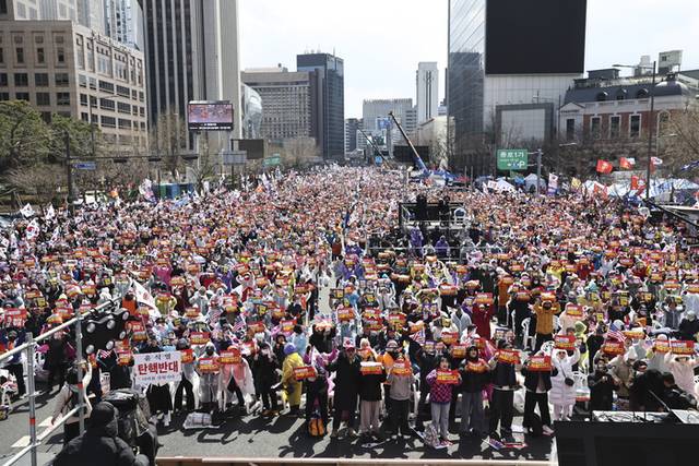 ▲ 29일 서울 동화면세점 인근에서 ‘자유통일당, 탄핵 반대 집회’가 열리고 있다. 연합뉴스