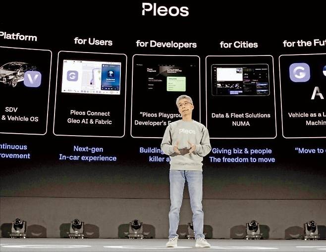 송창현 현대자동차그룹 첨단차플랫폼본부(AVP) 사장이 28일 서울 삼성동 코엑스에서 열린 개발자 콘퍼런스 ‘플레오스 25’에서 향후 전략을 설명하고 있다.  /현대자동차·기아 제공