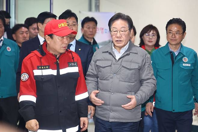 이재명 더불어민주당 대표가 26일 경북 안동체육관에 마련된 산불 이재민 대피소를 방문해 이동하고 있다. / 사진=뉴스1