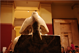 카프라 석상 후면