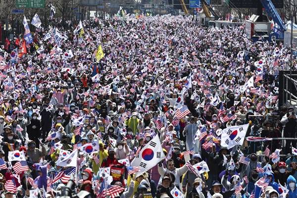 29일 서울 동화면세점 인근에서 탄핵 반대 집회가 진행되고 있다. 연합뉴스&nbsp;