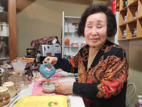 강영애 목사가 지난 21일 서울 서대문구 들꽃카페에서 차를 따르고 있다. 강영애 목사 제공