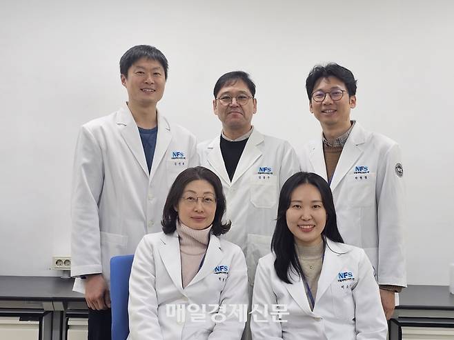 국립과학수사연구원 유전자과 변사자신원확인실 인력들이 DNA 감정을 준비하고 있다. 박현철 실장(맨 오른쪽)은 이번 경북 의성군에서 발생한 산불로 50여개의 유전자 샘플을 분석 중이라고 밝혔다. <이진한 기자>