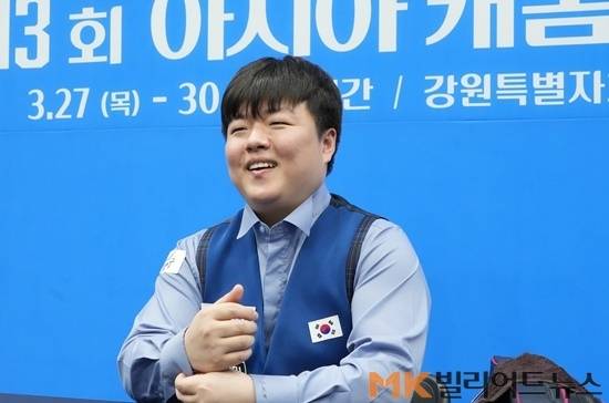 28일 강원도 양구에서 열린 제13회 아시아캐롬선수권에서 우승한 조명우는 “바오프엉빈과의 8강전이 가장 힘들었다”고 말했다. 우승 후 인터뷰에 응한 조명우.