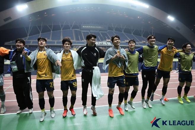 일본 J1리그 2연패를 달성하고, 올 시즌엔 3연패에 도전 중인 비셀 고베를 제압한 광주 FC 선수들. 사진=한국프로축구연맹