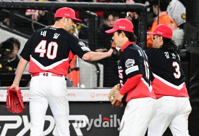 2025년 3월 28일 오후 대전 한화생명 볼파크에서 진행된 '2025 신한 SOL뱅크 KBO 리그' KIA 타이거즈와 한화 이글스의 경기.KIA 선발투수 네일이 4회말 투구를 마친 뒤 김선빈과 하이파이브를 하고 있다./대전 = 유진형 기자