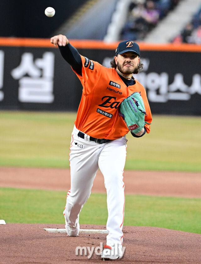 2025년 3월 28일 오후 대전 한화생명 볼파크에서 진행된 '2025 신한 SOL뱅크 KBO 리그' KIA 타이거즈와 한화 이글스의 경기.한화 선발투수 폰세가 역투하고 있다./대전 = 유진형 기자