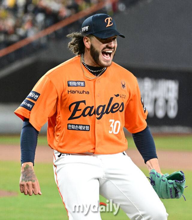 2025년 3월 28일 오후 대전 한화생명 볼파크에서 진행된 '2025 신한 SOL뱅크 KBO 리그' KIA 타이거즈와 한화 이글스의 경기.한화 선발투수 폰세가 6회초를 마치며 포효하고 있다./대전 = 유진형 기자