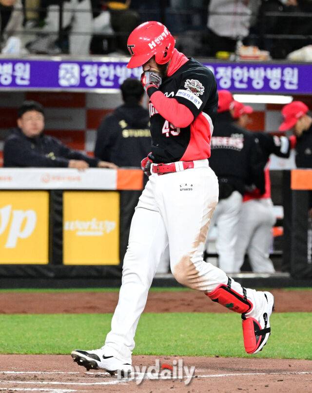 2025년 3월 28일 오후 대전 한화생명 볼파크에서 진행된 '2025 신한 SOL뱅크 KBO 리그' KIA 타이거즈와 한화 이글스의 경기. KIA 위즈덤이 7회초 선두타자 홈런을 친 뒤 홈을 밟고 있다./마이데일리