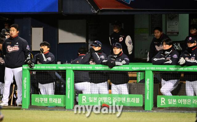 2025년 3월 29일 오후 서울 잠실구장에서 진행된 '2025 신한 SOL뱅크 KBO 리그' 삼성 라이온즈와 두산 베어스의 경기. 두산이 7회초 8실점 한 뒤 허탈해하고 있다./잠실 = 유진형 기자