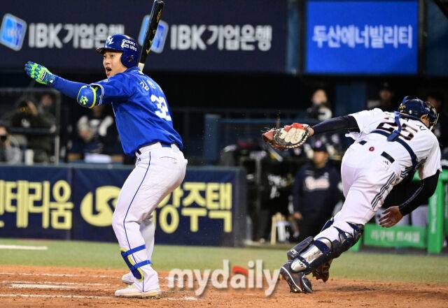 2025년 3월 29일 오후 서울 잠실구장에서 진행된 '2025 신한 SOL뱅크 KBO 리그' 삼성 라이온즈와 두산 베어스의 경기. 삼성 김헌곤이 7회초 무사 만루서 두산 잭 로그의 폭투가 나오자 3루 주자 강민호에게 사인을 보내고 있다./잠실 = 유진형 기자