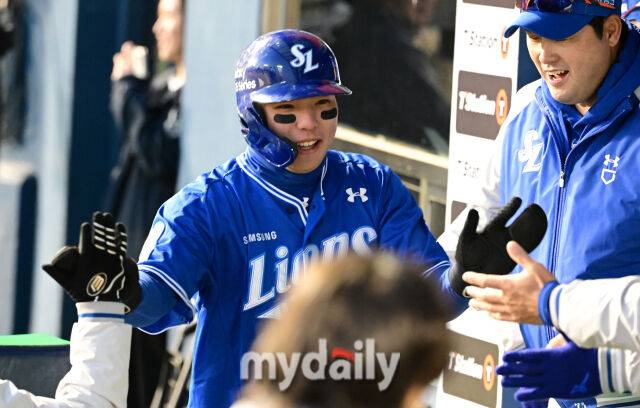 2025년 3월 29일 오후 서울 잠실구장에서 진행된 '2025 신한 SOL뱅크 KBO 리그' 삼성 라이온즈와 두산 베어스의 경기. 삼성 3루 주자 김영웅이 7회초 무사 1.3루서 류지혁의 적시타 때 홈을 밟고 기뻐하고 있다./잠실 = 유진형 기자