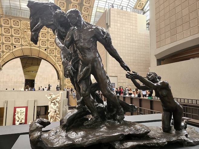 카미유 클로델, 성숙의 시대 [이원율 기자] 이 조각상은 카미유 개인의 서사를 배제하고 봐도 밀도 높은 예술성을 갖는다. 나이가 찬 사람은 젊음과 싱그러움을 등진 채 죽음과 가까워질 수밖에 없다는 것. 이러한 인간의 거스를 수 없는 운명을 표현했다고 보기에도 충분한 작품인 것이다. “당신에게는 천재성이 있었어요. 이건 과장된 말이 아니에요. 당신은 왜 우리에게서 이런 아름다움을 앗아갔단 말입니까.” 카미유와 알고 지낸 작품 중개상 외젠 블로는 그녀를 놓고 이런 편지를 쓴 적이 있다.