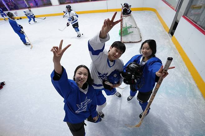 I.W.W 동호회 회장을 맡은 이수연씨(왼쪽)와 회원들. [포스코인터내셔널 제공]