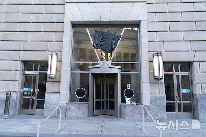 [워싱턴=AP/뉴시스]일론 머스크 주도로 폐쇄가 진행되고 있는 미 국제개발처(USAID)의 워싱턴 본부 건물에 기관 표시가 가려져 있다. 2025.3.29.