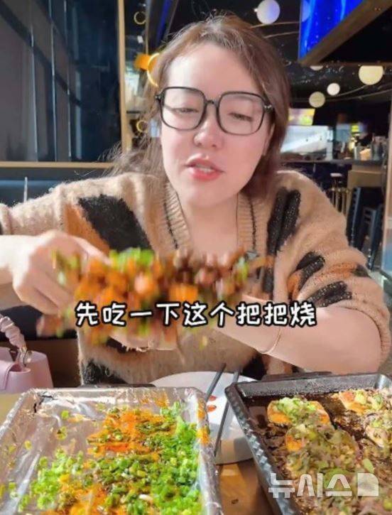 [서울=뉴시스] 중국에서 3500만 명의 구독자를 보유하며 '중국 쯔양'으로 불린 먹방 스타가 자신이 사실은 여장 남자라고 고백해 충격을 주고 있다. (사진=웨이보)