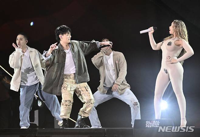 [뉴욕=AP/뉴시스] BTS의 정국(왼쪽 두 번째)이 23일(현지시각) 미국 뉴욕의 센트럴파크에서 열린 야외 음악 축제 '글로벌 시티즌 페스티벌'에서 라토와 함께 공연하고 있다. 정국은 솔로 데뷔곡인 '세븐' 등을 선보였고 라토는 랩으로 무대를 함께했다. 2023.09.24.