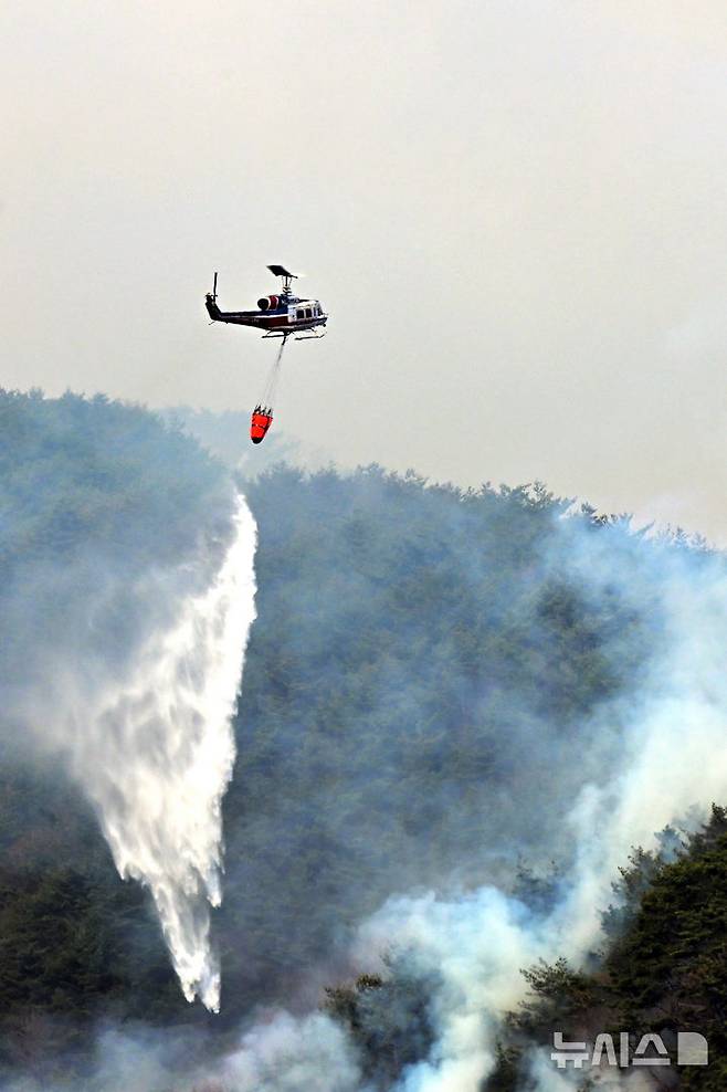 [산청=뉴시스] 차용현 기자 = 경남 산청 산불 발생 9일째를 맞은 29일 오전 산불진화헬기가 진화작업을 펼치고 있다. 2025.03.29. con@newsis.com