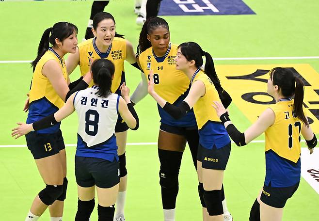 [서울=뉴시스] 프로배구 현대건설 선수들이 29일 수원체육관에서 열린 도드람 2024~2025 V-리그 여자부 플레이오프(PO) 3차전에서 정관장을 상대로 득점에 성공한 뒤 환호하고 있다. (사진=KOVO 제공) 2025.03.29. *재판매 및 DB 금지