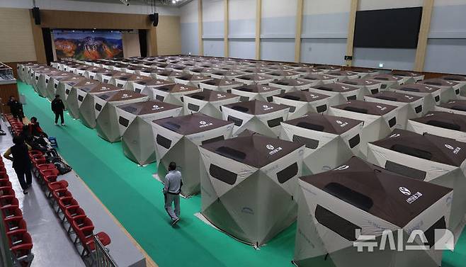 [청송=뉴시스] 김금보 기자 = 산불피해 주민들이 28일 경북 청송군 청송국민체육센터에 마련된 대피소에서 생활하고 있다. 2025.03.28. kgb@newsis.com