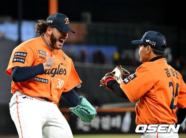[OSEN=대전, 최규한 기자] 28일 오후 대전 한화생명 볼파크에서 ‘2025 신한 SOL Bank KBO리그’ 한화 이글스와 KIA 타이거즈의 경기가 열렸다.대전 신구장 첫 공식경기를 갖는 홈팀 한화는 코디 폰세, 방문팀 KIA는 제임스 네일을 선발로 내세웠다.6회초 2사 1루 상황 KIA 최형우를 내야 땅볼로 이끈 한화 선발 폰세가 1루수 김태연과 기뻐하고 있다. 2025.03.28 / dreamer@osen.co.kr
