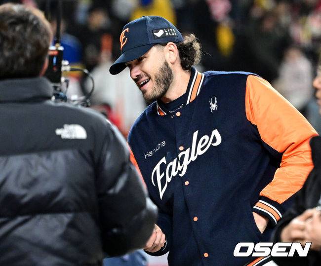 [OSEN=대전, 최규한 기자] 역사적인 대전 한화생명볼파크 개장 경기에서 한화 이글스가 짜릿한 역전승으로 첫 승을 신고했다. 한화는 28일 대전 한화생명볼파크에서 열린 2025 신한 SOL Bank KBO리그 KIA와의 홈 개막전이자 개장 경기를 7-2 역전승으로 장식했다. 역사적인 신구장 첫 경기에서 짜릿한 역전승을 거두며 기분 좋은&nbsp;스타트를 끊었다. 6회까지 무득점으로 막힌 한화를 살린 건 최고 시속 156km를 뿌린 외국인 투수 코디 폰세였다. 경기를 마치고 한화 투수 코디 폰세가 김경문 감독과 인사를 나누고 있다. 2025.03.28 / dreamer@osen.co.kr