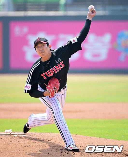 [OSEN=수원, 지형준 기자] 9일 오후 수원KT위즈파크에서  2025 신한 SOL뱅크 KBO 리그 시범경기 KT 위즈와 LG 트윈스의 경기가 열렸다.KBO리그 10개 구단은 오는 18일까지 시범경기 10경기를 소화한다. 2025시즌 개막전은 오는 22일 개최된다. 개막전 매치업은 LG-롯데(서울 잠실구장), KIA-NC(광주-기아챔피언스필드), SSG-두산(인천 SSG랜더스필드), KT-한화(수원 KT위즈파크), 삼성-키움(대구 삼성라이온즈파크)이다.1회말 LG 손주영이 역투하고 있다. 2025.03.09 / jpnews@osen.co.kr