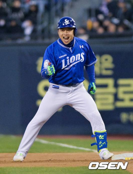 [OSEN=잠실, 조은정 기자]29일 서울 송파구 잠실야구장에서 2025 신한 SOL Bank KBO리그 두산 베어스와 삼성 라이온즈의 경기가 열렸다.이날 홈팀 두산은 잭로그를, 원정팀 삼성은 원태인을 선발 투수로 내세웠다.7회초 무사 2,3루 삼성 김헌곤이 동점 적시타를 날린 뒤 기뻐하고 있다. 2025.03.29 /cej@osen.co.kr